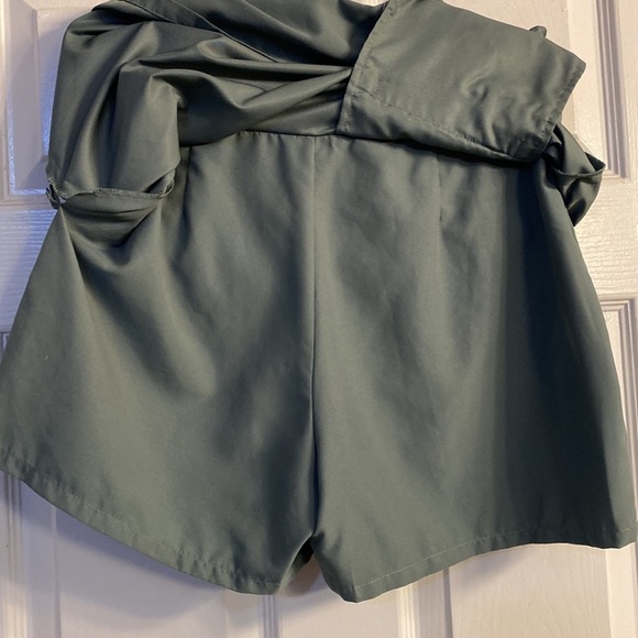 TITLE NINE GOLF SKIRT/ SKORT/SHORTS GREEN SIZE 10 WITH SIDE ZIP AND BACK POCKET - Picture 9 of 9